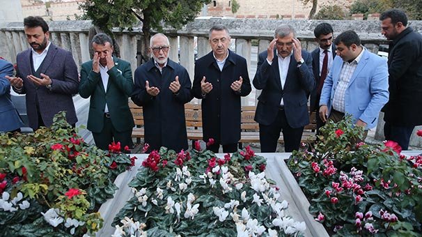 Cumhurbaşkanı Yardımcısı Oktay, Erbakan'ın kabrini ziyaret etti