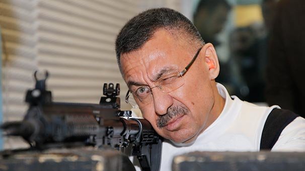 Cumhurbaşkanı Yardımcısı Oktay, milli piyade tüfeği ile atış yaptı