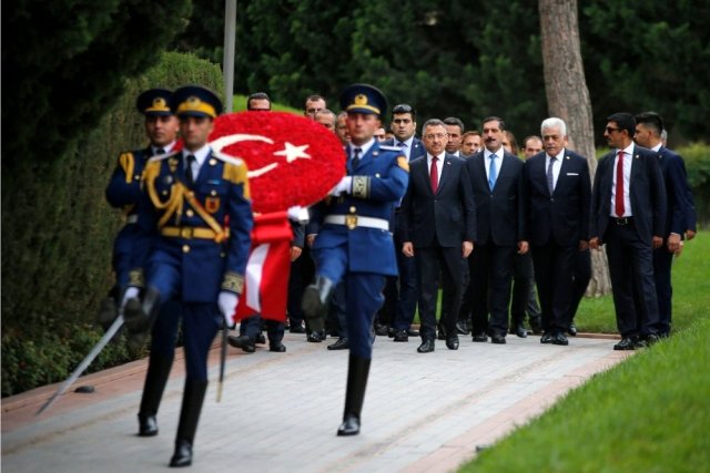 Cumhurbaşkanı Yardımcısı Oktay'dan Aliyev'in kabrine ziyaret