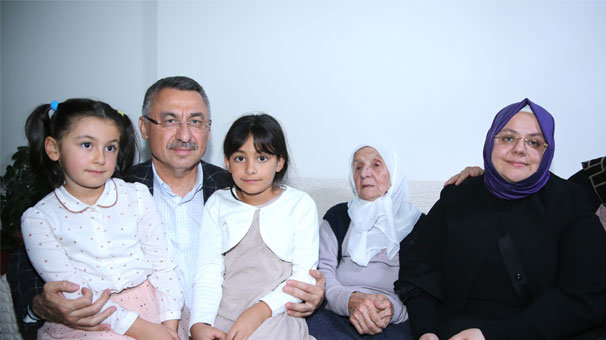 Cumhurbaşkanı Yardımcısı Oktay'dan şehit ailesine ziyaret