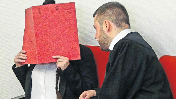 DAEŞ’li Alman kadın Ezidi kıza işkenceden yargılanıyor