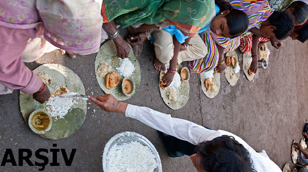 Dağıtılan pilavı yiyen 11 kişi öldü