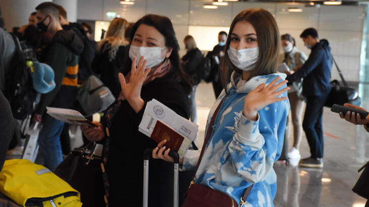 Dalaman'a gelen ilk Rus turist kafilesi çiçek ve lokumla karşılandı