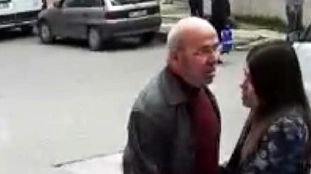 Dehşet anları! Baba çıldırdı, kızı devreye girdi