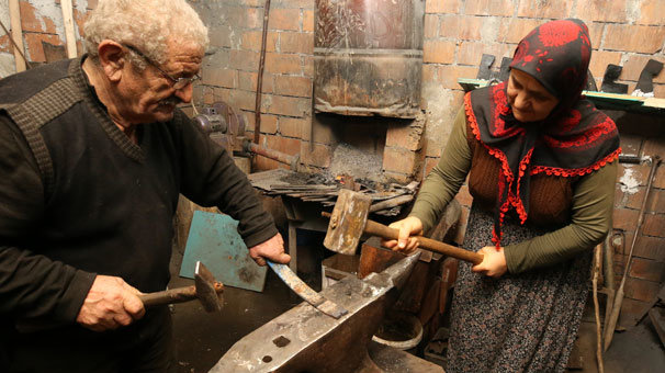 Demirci eşine 48 yıldır çıraklık yapıyor