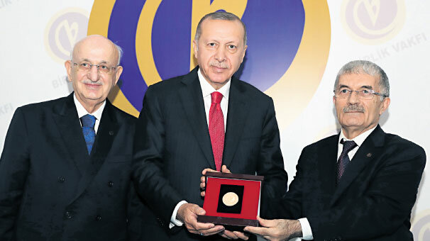 ‘Demokrasimizi hedef alıyorlar’