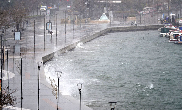 Deniz ulaşımına fırtına engeli