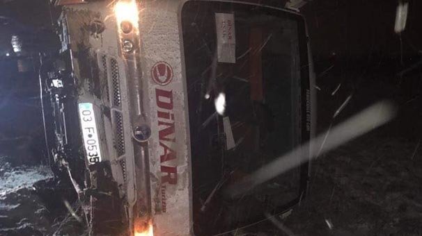 Denizli'de öğrencilerin olduğu midibüs devrildi