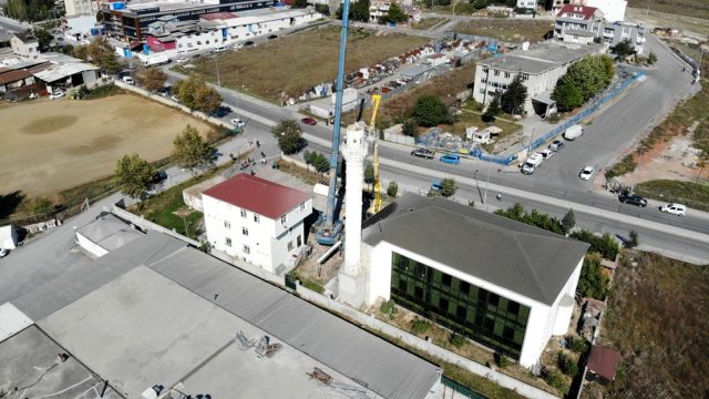 Depremde hasar gören minarenin külah kısmı söküldü