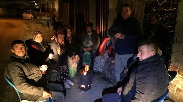 Depremden korkan vatandaşlar geceyi dışarıda geçirecek