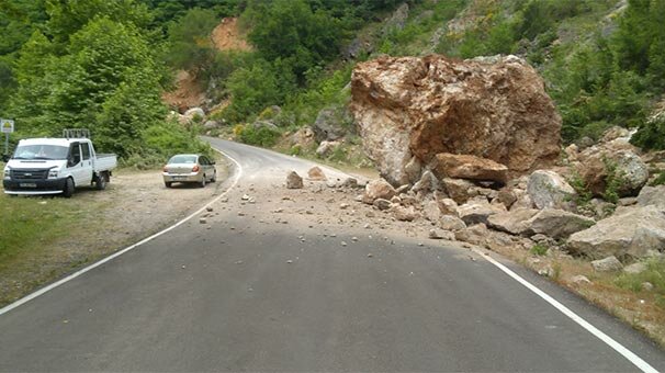 Dev kaya yola düştü