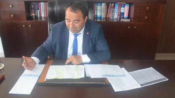 Devraldığı belediyenin borçlarını afişle duyurdu