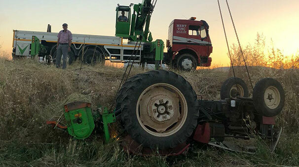 Devrilen traktörün altında kalan sürücü öldü