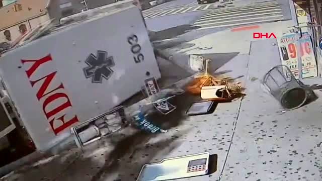 DHA DIŞ - Hasta almaya giden ambulanslar çarpıştı 4 yaralı