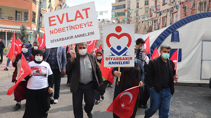 Diyarbakır'da evlat nöbetine bir aile daha katıldı