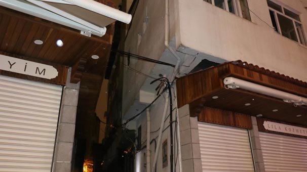 Diyarbakır'da korku dolu anlar! Baba içeriye girmeye çalıştı...