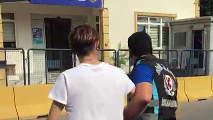 Diziyle otomobil kullanan maganda yakalandı!