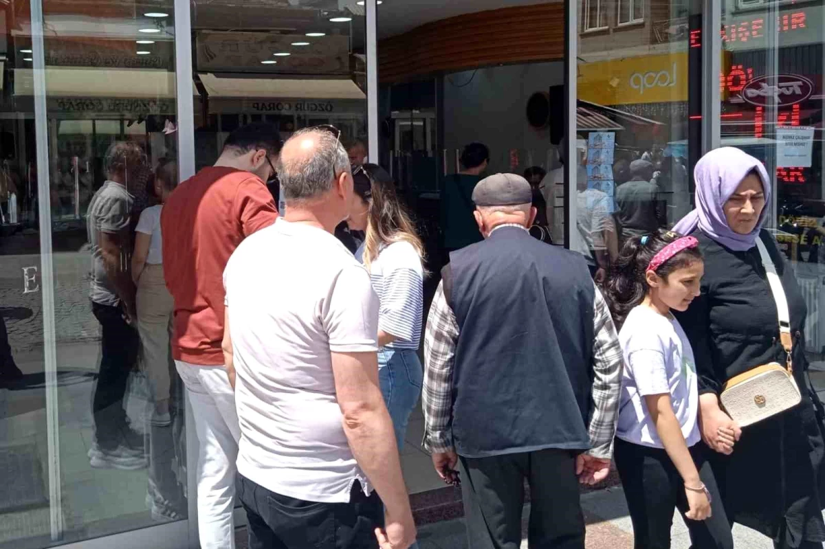 Dolar ve eurodaki sert yükseliş sonrası döviz bürolarında yoğunluk yaşanıyor