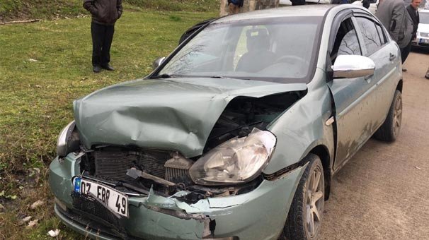 'Dur' ihtarına uymayan otomobilin sürücüsü jandarma aracına çarptı