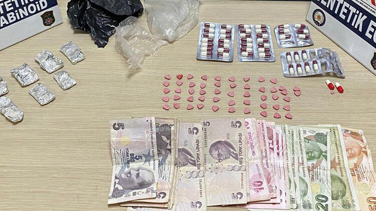 Durdurulan araçta uyuşturucu bulundu! 4 kişiye gözaltına alındı