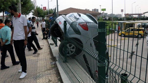 Duvarda asılı kaldı! Sürücü adayının büyük hatası...
