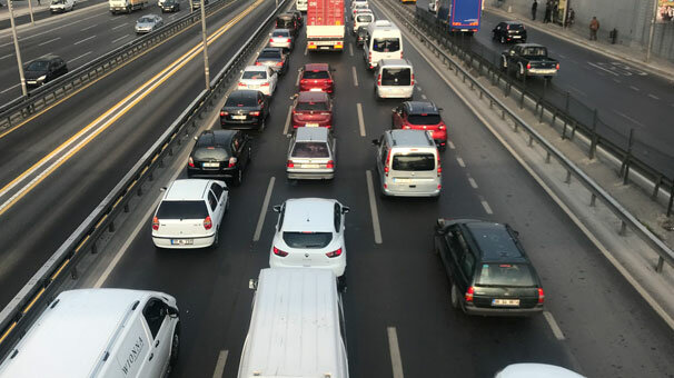 E-5 karayolunda kapalı yollar nedeniyle trafik yoğunluğu oluştu
