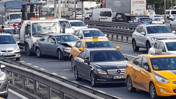 E-5'te zincirleme kaza! Trafik kilit