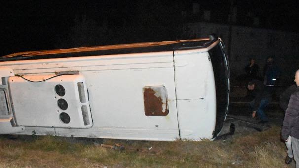 Edirne'de minibüs devrildi: 13 yaralı