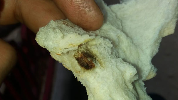 Ekmekten çıkan cisimle şoke oldu