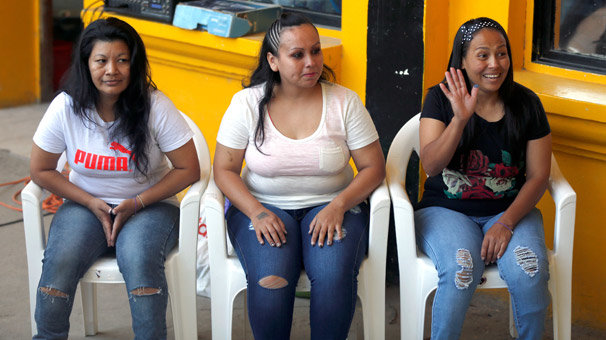 El Salvador'da kürtaj yaptırıp 30 yıl hapis cezası alan kadınlar serbest