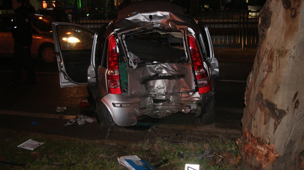 Elektrik direğine çarpan araçta 1 kişi öldü, 2 kişi yaralandı