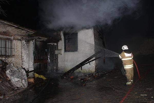 Elektrikli battaniyeden çıkan yangında ev kullanılmaz hale geldi