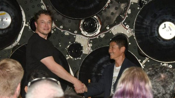 Elon Musk sahnede tanıttı! İşte ilk uzay turisti...