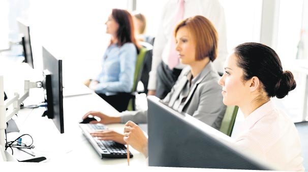 Emekli olacak kadın endişeli erkek düşünceli