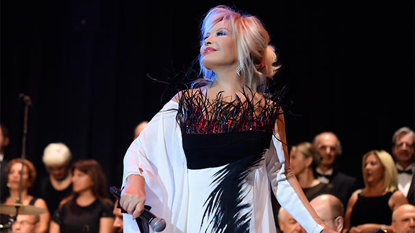 Emel Sayın sezonun ilk konserini verdi
