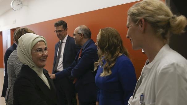 Emine Erdoğan, Berlin Charite Hastanesi'ni ziyaret etti