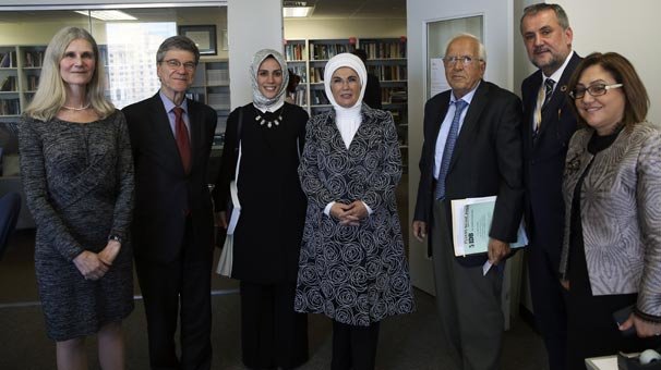 Emine Erdoğan dünyaca ünlü ekonomi profesörü Sachs ile görüştü