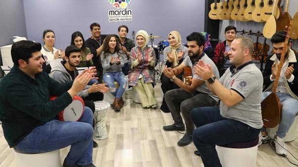 Emine Erdoğan gençlerle bir araya geldi