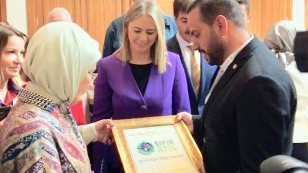 Emine Erdoğan'a anlamlı hediye!