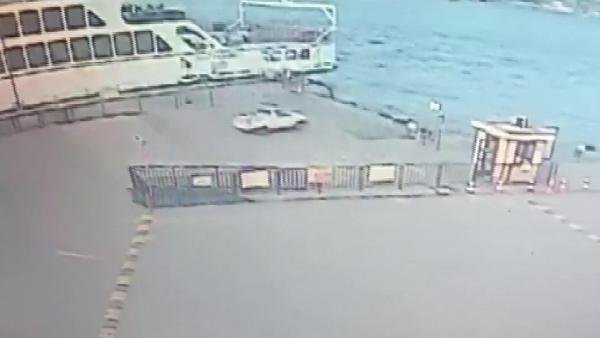 Eminönü'nde aracın denize uçma anı kamerada!