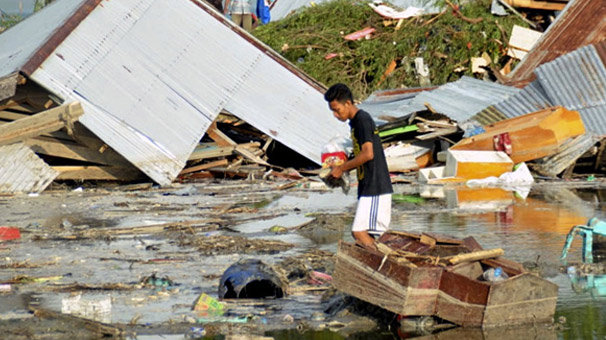 Endonezya'da 7.7 büyüklüğündeki depremin ardından tsunami: En az 30 ölü