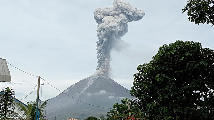 Endonezya'da faaliyete geçen Sinabung Yanardağı kül püskürtmeye başladı