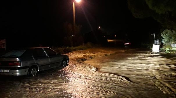Erdek - Bandırma karayolu aşırı yağıştan dolayı kapandı
