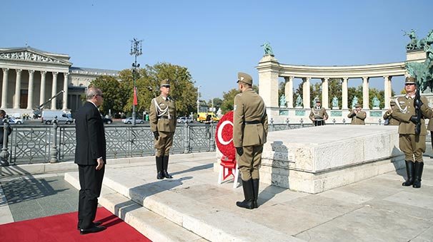 Erdoğan, Meçhul Asker Anıtı’na çelenk bıraktı