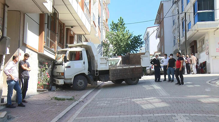 Esenyurt'ta kamyonet yayanın ardından doğal gaz kutusuna çarptı
