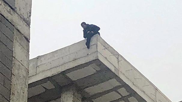 Eşini ikna edemeyince... Polis devreye girdi