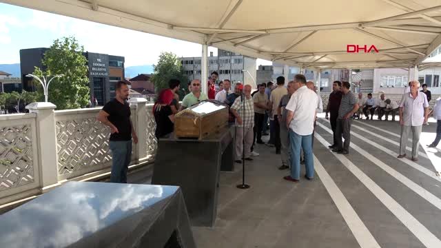 Eşini sokak ortasında öldürüp, intihar etti