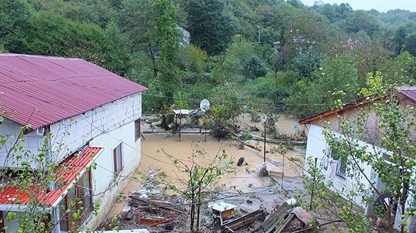Eşini ve çocuğunu tavanı delerek kurtardı