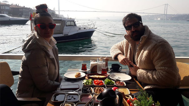 Eşiyle kahvaltı keyfi