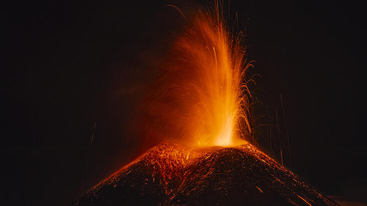 Etna bir kez daha patladı